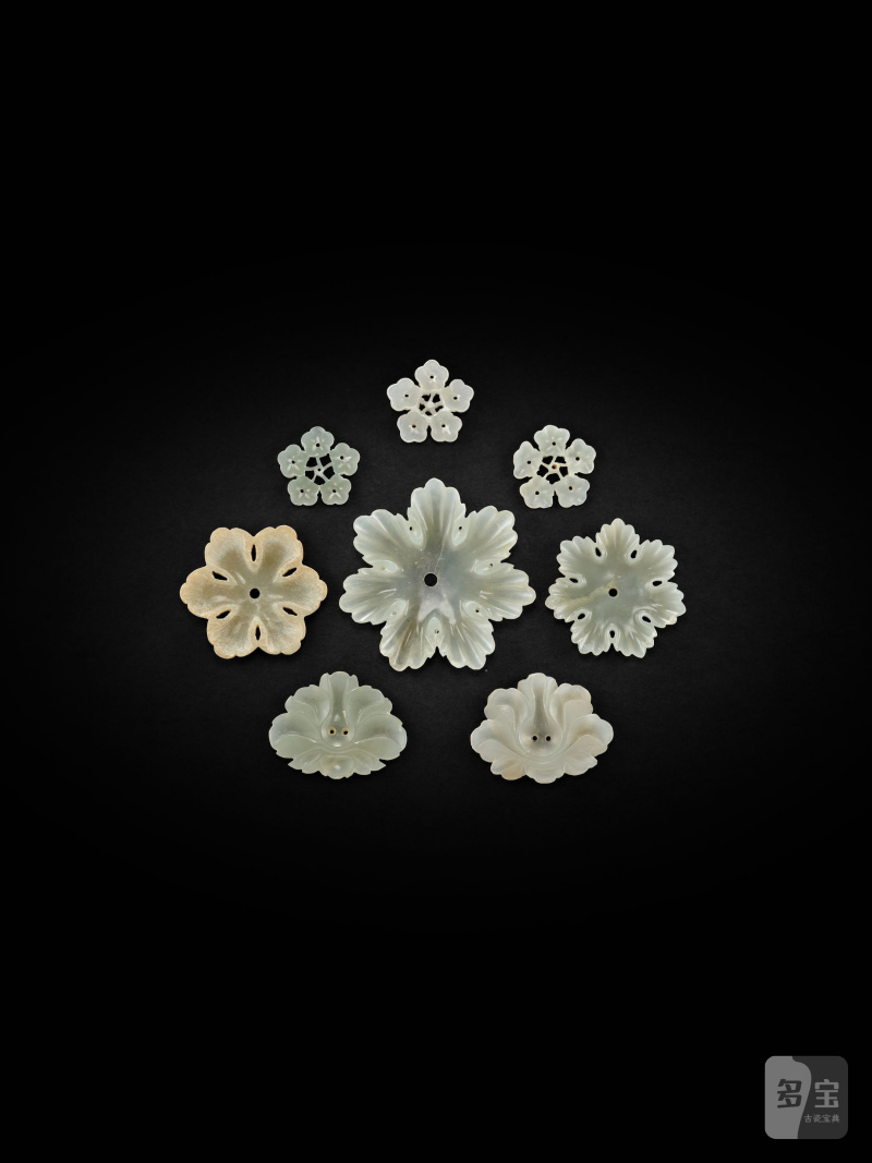明/清　玉花片一組八件 | A GROUP OF EIGHT JADE FLORAL ORNAMENTS - 图3